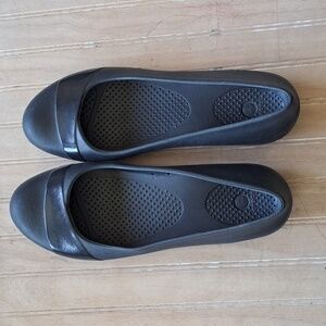 Crocs Woman’s Black Ballet Flats Lightweight Slip On Patent Strip Causal